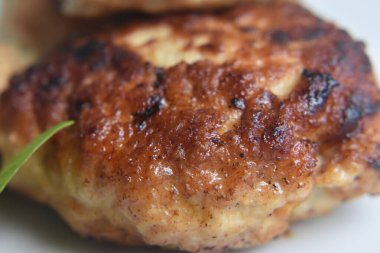 Bir tabak kızarmış pirzola,