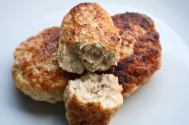 Bir tabak kızarmış pirzola,