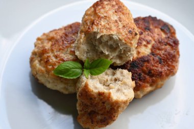 Bir tabak kızarmış pirzola,