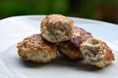 Bir tabak kızarmış pirzola,
