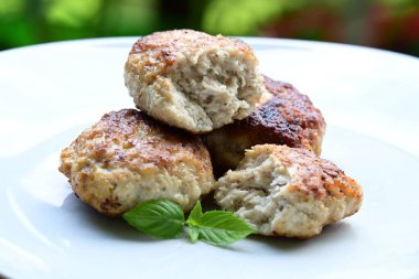 Bir tabak kızarmış pirzola,