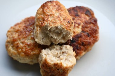 Bir tabak kızarmış pirzola,