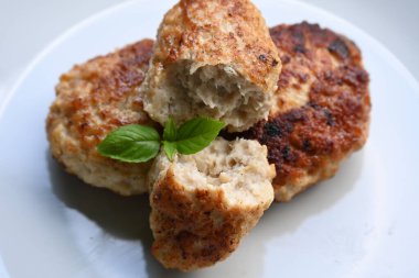 Bir tabak kızarmış pirzola,