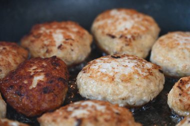 Elle kızartılmış pirzola.