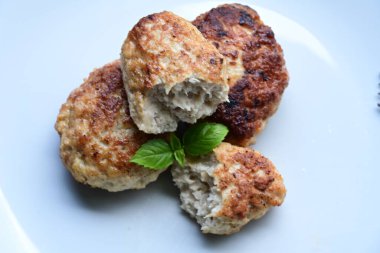 Bir tabak kızarmış pirzola,