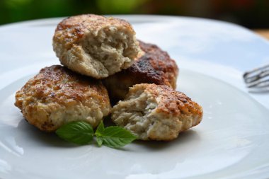 Bir tabak kızarmış pirzola,