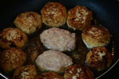 Elle kızartılmış pirzola.