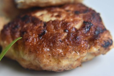 Bir tabak kızarmış pirzola,