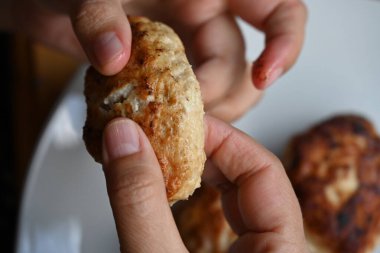 Bir tabak kızarmış pirzola,