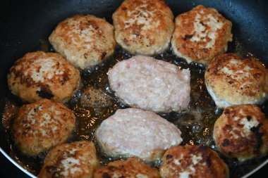 Elle kızartılmış pirzola.