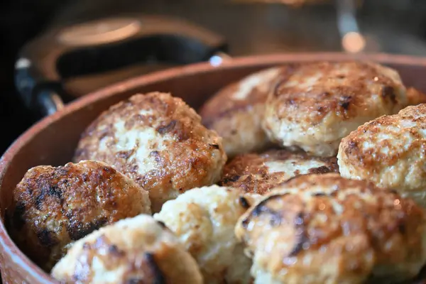 Bir tabak kızarmış pirzola,