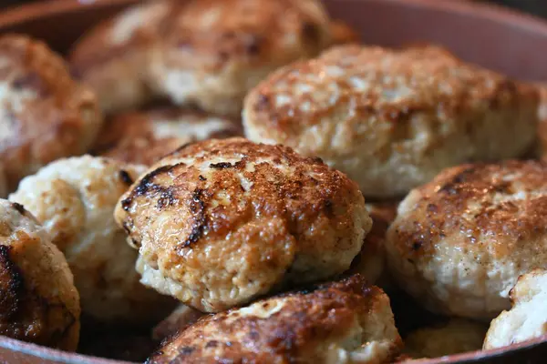 Bir tabak kızarmış pirzola,