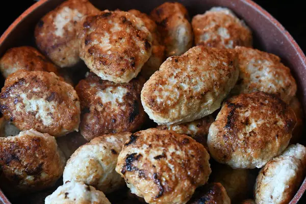 Bir tabak kızarmış pirzola,