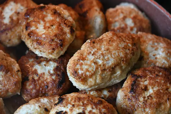 Bir tabak kızarmış pirzola,