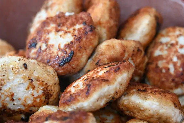 Bir tabak kızarmış pirzola,