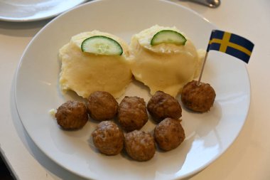 Köfte, patates püresi ve tabakta yemek.