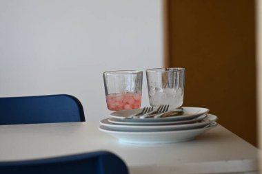 Lokantada kirli tabaklar ve buzlu bardaklar,