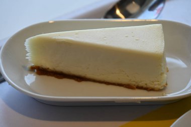 Beyaz bir plaka üzerinde Cheesecake
