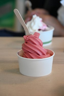 Fincanda pembe dondurma.