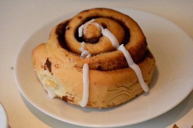 Beyaz tabakta tarçınlı çörek