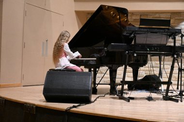 Piyano çalan güzel sarışın kız.