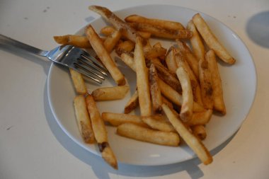 Köfte, patates püresi ve tabakta yemek.