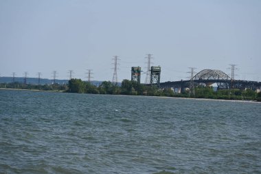 Denizin arka planında set ve martılar var.