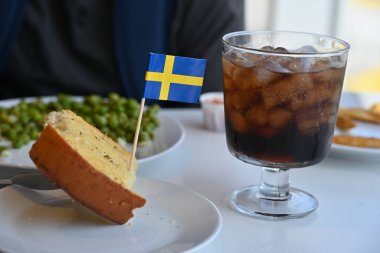 Buzlu kola bardakta.