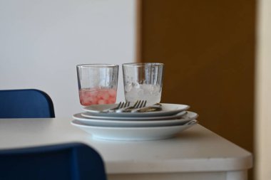 Lokantada kirli tabaklar ve buzlu bardaklar,