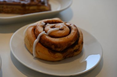 Beyaz tabakta tarçınlı çörek