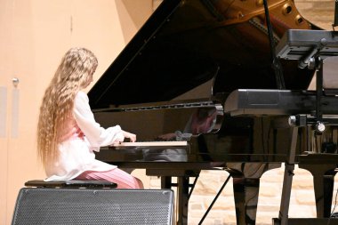 Piyano çalan güzel sarışın kız.