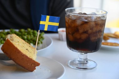 Buzlu kola bardakta.