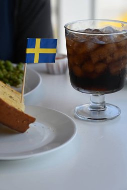 Buzlu kola bardakta.