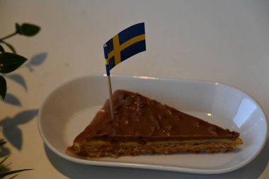 Çikolatalı pasta ve İsveç bayrağı.