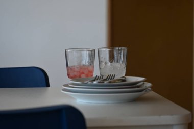 Lokantada kirli tabaklar ve buzlu bardaklar,