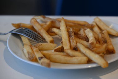 Köfte, patates püresi ve tabakta yemek.