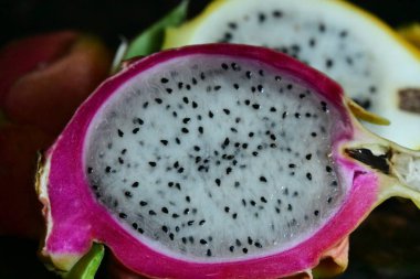 kırmızı ve sarı ejderha meyvesi,