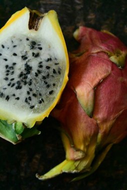 kırmızı ve sarı ejderha meyvesi,