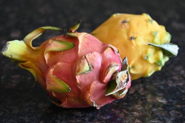 kırmızı ve sarı ejderha meyvesi,