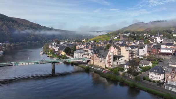 Letecký Drone Shot Podzim Traben Trarbach Ranní Mlhou Řeka Moselle — Stock video