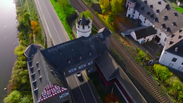 利恩河城堡 一条穿过德国摩泽尔河Kobern Gondorf附近城堡的公路 高质量的4K镜头 — 图库视频影像