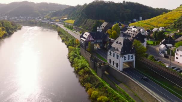 利恩河城堡 一条穿过德国摩泽尔河Kobern Gondorf附近城堡的公路 高质量的4K镜头 — 图库视频影像