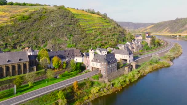 レイエン城 ドイツのモーゼル川のKobern Gondorf近くの城を通過する道路 高品質4K映像 — ストック動画