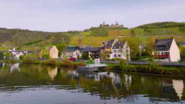 Tepelere kurulmuş Mosel üzüm bağlarındaki Burg Thurant. Thurant Şatosu 'nun, Moselle Nehri' nin, Alman yapımı 4K 'lık hava aracı görüntüleri.