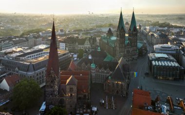 Bremen, Almanya. Gündoğumunda Bremen Tarihi Merkezi 'nde hava görüntüsü. 4k, 5k UHD