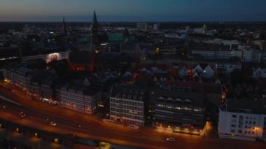 Bremen, Almanya. Geceleri Bremen 'in Tarihi Merkezi' nde hava görüntüsü. 4k, 5k UHD