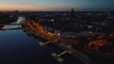 Bremen, Almanya. Geceleri Bremen 'in Tarihi Merkezi' nde hava görüntüsü. 4k, 5k UHD