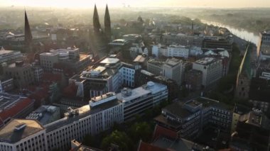 Bremen, Almanya. Gündoğumunda Bremen Tarihi Merkezi 'nde hava görüntüsü. 4k, 5k UHD