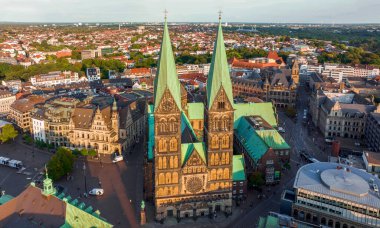 Bremen, Almanya. Gündoğumunda Bremen Tarihi Merkezi 'nde hava görüntüsü. 4k, 5k UHD