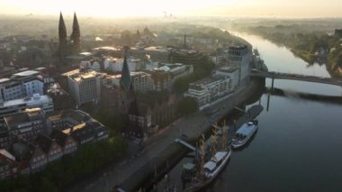 Bremen, Almanya. Gündoğumunda Bremen Tarihi Merkezi 'nde hava görüntüsü. 4k, 5k UHD